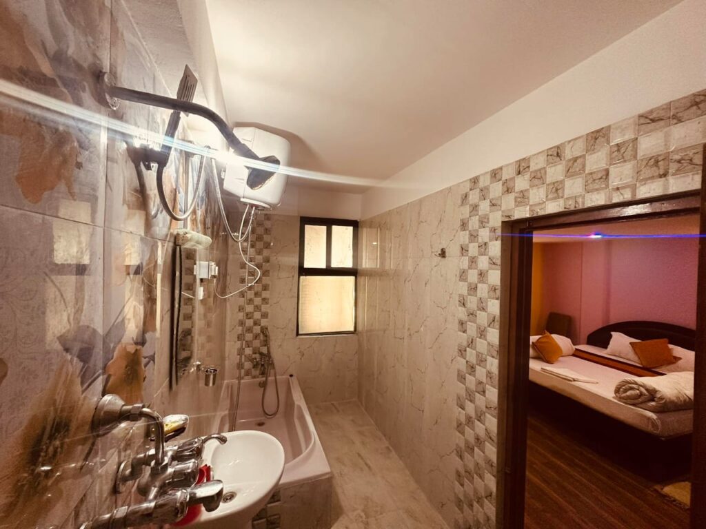 Hotel Kings & Lodge, Charikot