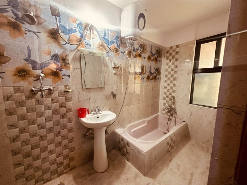 Hotel Kings & Lodge, Charikot