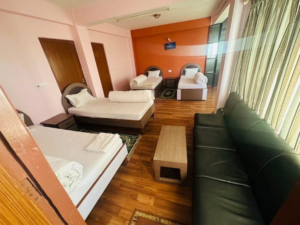 Hotel Kings & Lodge, Charikot