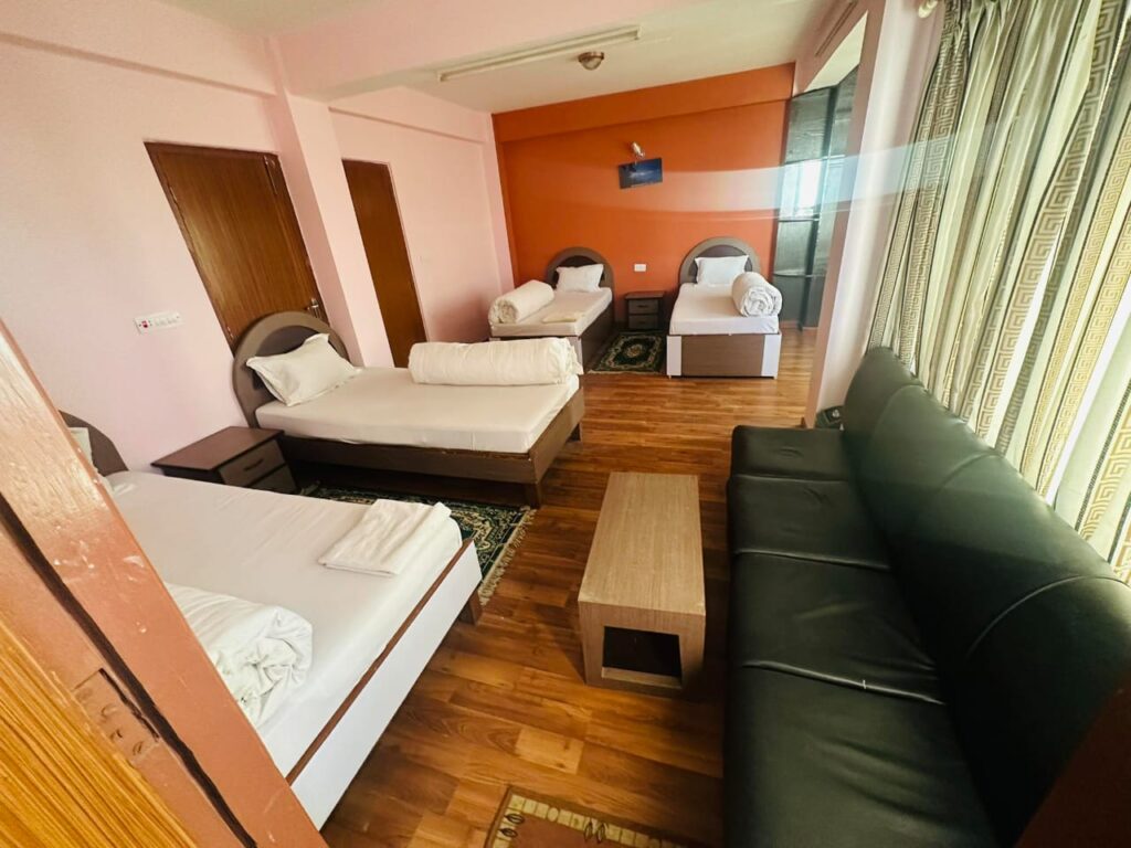 Hotel Kings & Lodge, Charikot