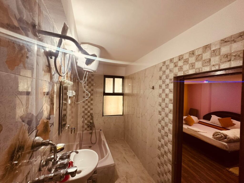 Hotel Kings & Lodge, Charikot