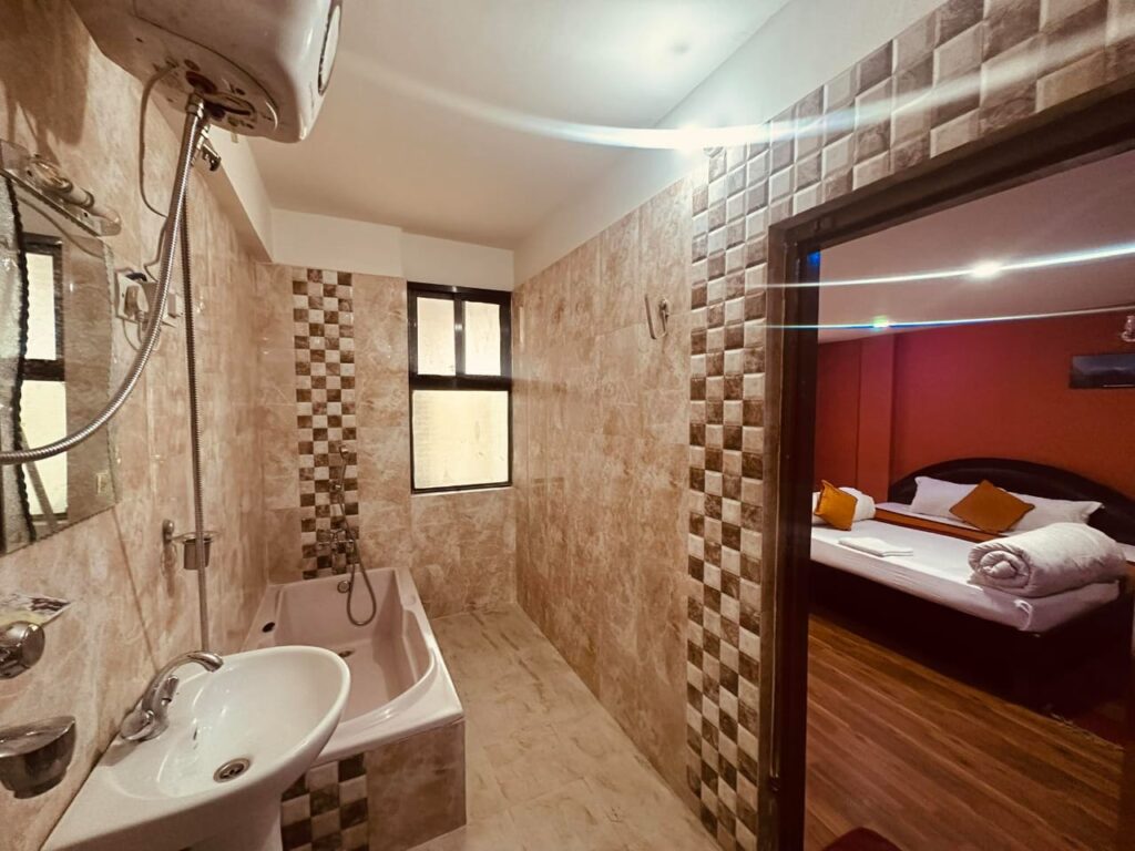 Hotel Kings & Lodge, Charikot